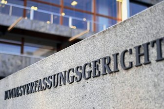 Der Entscheidungsdienstag - Mit Spannung wird am Dienstag die erste grundsätzliche Entscheidung des Bundesverfassungsgerichts zu den Freiheitsbeschränkungen in der Coronapandemie erwartet.
