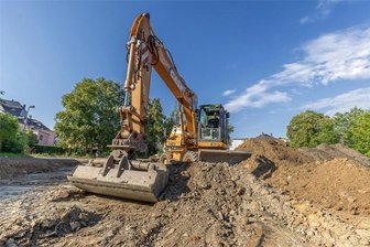 Der erste Bagger-Biss ist getan: Baustart an Rodewischs neuem Kindergarten - Baustart für Rodewischs neuen Kita-Bau. Die Rüdiger Baugesellschaft hat begonnen, die Baugrube auszuheben.