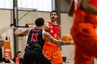 Der erste Finne im Trikot der Niners Chemnitz: mit stummem N und ganz viel Bock - Er gibt schon Kommandos: Neuzugang Olivier Nkamhoua beim Testspiel der Niners gegen Nymburk.