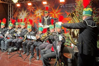 Der erste Glühwein ist ausgeschenkt: Oberbürgermeister eröffnet Weihnachtsmarkt in Marienberg - Zur Eröffnung des Weihnachtsmarktes spielte die Bergkapelle Pobershau.