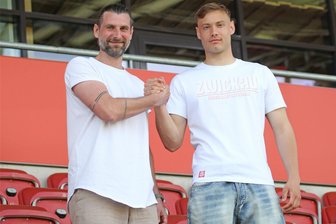 Der erste Neue ist an Bord: Der FSV Zwickau holt Hüne vom Berliner AK und testet diese vier Probespieler - FSV Zwickau: Sportdirektor Robin Lenk begrüßt den ersten Neuzugang: Felix Pilger (rechts) vom Berliner AK. Foto: FSV