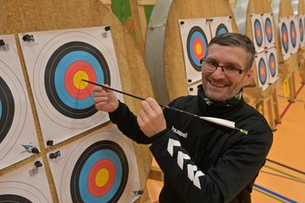 Der erste Pfeil gehört dem Bürgermeister: Traditionsturnier der Veilchen erlebt in Schneeberg sein Jubiläum - Nicht nur auf der Ringermatte ein Ass: Pierre Vierling mischt auch bei den Bogenschützen des FC Erzgebirge Aue mit. Diese Abteilung des Kumpelvereins begeht am dritten Advent ein Jubiläum.