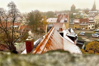 Der erste Schnee in Freiberg – und im ganzen Erzgebirge - Blick über das verschneite Freiberg am Mittwochmorgen.