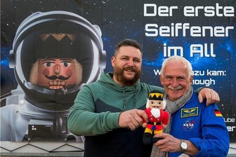 Der erste Seiffener im Weltall ist aus Holz - Männelmacher Markus Füchtner (links) hatte den Nussknacker eigentlich für einen Freund gebaut, der auf Weltreise ging. Hier mit Weltraumexperte Tasillo Römisch, der Wilhelm ins All schickte. 