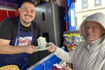 Der erste Tag am neuen Lengenfelder Kiosk: „Das hier ist genau Seyfis Ding“ - Kalt war’s zur Eröffnung. Aber lecker. Evi Noack war punkt 10 Uhr die erste Kundin an „Seyfis LE-Stop“, die Lengenfelderin bestellte Kaffee und später Crêpes.