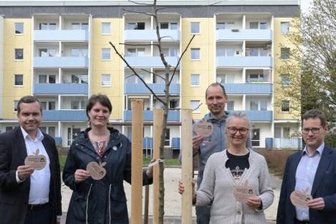 Der erste von 1000 Apfelbäumen - Bei der Premierenpflanzung am Donnerstag waren Rico Geisler, Geschäftsführer der Wohnungsbaugesellschaft Lößnitz, Katrin König, Stefan Kath und Anja Markert von der Apfelprojekt-Initiative sowie Bürgermeister Alexander Troll (von links) mit von der Partie.
