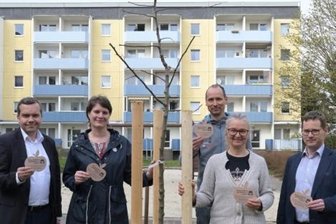 Der erste von 1000 Apfelbäumen - Bei der Premierenpflanzung am Donnerstag waren Rico Geisler, Geschäftsführer der Wohnungsbaugesellschaft Lößnitz, Katrin König, Stefan Kath und Anja Markert von der Apfelprojekt-Initiative sowie Bürgermeister Alexander Troll (von links) mit von der Partie.