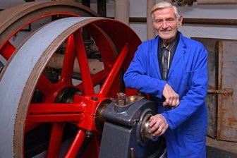 Der Erzgebirger mit den vielen Rekorden - Jüngstes Exponat im Museumskomplex ist diese 4,5 Tonnen schwere, historische Dampfmaschine, die Jürgen Löschner aus dem Sauerland ins Erzgebirge holte und hier restaurierte. Er baute sie im Heizhaus des heutigen Stuhlmuseums ein. Früher wurden in der Region vielfach Holzbearbeitungsmaschinen mittels Dampfmaschinen angetrieben.