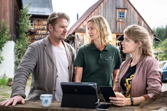 Der Erzgebirgskrimi im ZDF: Alle Folgen und Drehorte - Die Darsteller der Erzgebirgskrimis im ZDF: Robert Winkler (l., Hauptkommissar Robert Winkler), Försterin Saskia Bergelt (Teresa Weißbach) und Hauptkommissarin Karina Szabo (Lara Mandoki).