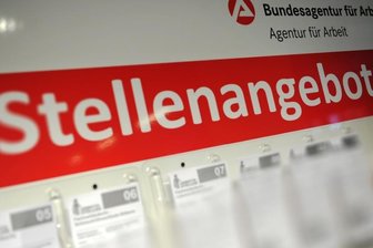 Der Erzgebirgsregion droht Arbeitskräftemangel - Etwa 3100 unbesetzte Stellen sind bei der Agentur für Arbeit in Annaberg-Buchholz gemeldet - Tendenz steigend. Insgesamt geht der Agenturchef von mindestens 5000 offenen Stellen im Erzgebirge aus.