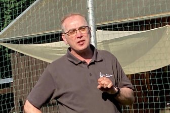 Der ewige Chorleiter im Vogtland: Wie der Trabi von Stefan Fraas einst Weichen für ein Lebenswerk stellte - Da ist den Marienyern vor 35 Jahren ein Fang ins Netz gegangen: Chorleiter-Jubilar Ralf Fengler beim Sommerfest des Julius-Mosen-Chores im Sommer 2023 in Marieney.