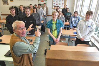 Der ewige Lehrer aus Freiberg: Mit 80 Jahren unterrichtet Siegfried Kröber noch Berufsschüler - Siegfried Kröber aus Freiberg feiert am 1. März seinen 80. Geburtstag. Trotzdem unterrichtet er noch am Beruflichen Schulzentrum „Julius Weisbach“ in Freiberg, im Bild Schüler der Klassenstufe 12.