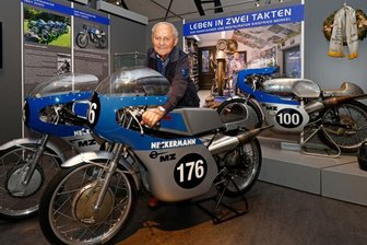 Der ewige Zweite: Motorradlegende wird 80 - Siegfried Merkel an einer der drei legendären MZ RE 125, die er selbst restauriert hat. Die Maschine mit der Nummer 100 ist er in seinen aktiven Zeiten selbst gefahren. Noch bis vor zwei Jahren brachte er seine Maschinen bei Oldtimerrennen an den Start.