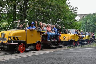 Der Fahrspaß beginnt in Rochlitz: Schienentrabi startet ins Jubiläumsjahr - Die Schienentrabis fuhren in der 14. Saison zum Beispiel Mitte August. Meist finden die Fahrten zwischen Rochlitz, Wechselburg und Göhren statt, in diesem Fall ging es von Wechselburg über Lunzenau nach Amerika und zurück - inklusive Fotohalt an der Göhrener Brücke.