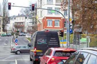 Der Fall Adolf G.: Ein Polizist sieht Rot - Sie gilt als Problemkreuzung in Plauen. Lässt sich, wie im Foto, aus Sicht der Stresemannstraße erkennen, was die Ampel den von rechts kommenden Nutzern der Hammerstraße anzeigt? Ein Gutachter sagt: Ja, aber... 