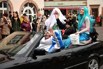 Der Faschingsumzug in Penig mit vielen bunten Bildern: So hat die Stadt das Spektakel erlebt - Mit einem Faschingsumzug feiert der Faschingsclub Penig (FCP) seine 55. Saison: Der Förderverein Freibad Penig und die Stadtbad-Piraten bildeten ein Schaubild.
