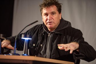 „Der Faschismus fällt nicht vom Himmel“: Wie sich Bestsellerautor Kowalzcuk in Plauen zur DDR positioniert - Der Komturhof-Verein hatte am Freitagabend Ilko-Sascha Kowalzcuk zur Lesung eingeladen.