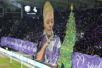 Der FC Erzgebirge Aue und die Traditionen: Farbenfrohe Mettenschicht beschließt im Lößnitztal das Jahr - Die aktive Fanszene der Veilchen überraschte Mannschaft und Besucher mit einer super Weichnachtschoreografie.