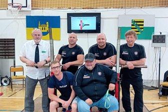Der FC Erzgebirge Aue und sein WM-Kandidat: Sagenhafte Punktzahl macht es möglich - Erfolgreiche Kraftsportler des FC Erzgebirge Aue: Frank Beyer, Lars Bretfeld, Steve Vogel und Wolfgang Wötzel (hinten von links) sowie Tommy Lein (vorn links) und Stefan Geyersbach.