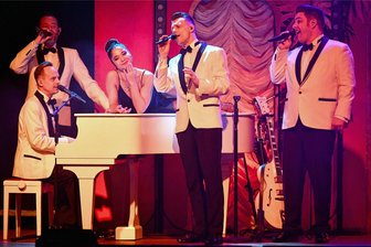 Der Februar zwischen Freiberg und Penig endet mit einer feurigen Burlesque-Show - Die „Firebirds Burlesque Show“ kehrt am Donnerstagabend ins Tivoli Freiberg zurück. Wie hier 2019 vermischt die Show Burlesqe-Elemente von Tänzerinnen mit der Musik der Firebirds.
