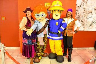 Der Feuerwehrmann-Fanclub versammelt sich im Reichenbacher Neuberinhaus - Die Darsteller nehmen sich beim Fototermin viel Zeit für ihre kleinen Fans.