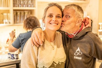 Der Fichtelberg hat jetzt sein eigenes Basislager – Aber zelten muss da keiner - Ein Küsschen zur Eröffnung: Basislager-Chefin Natascha Heinrich mit ihrem Vater Lutz, der sie stets unterstützt.