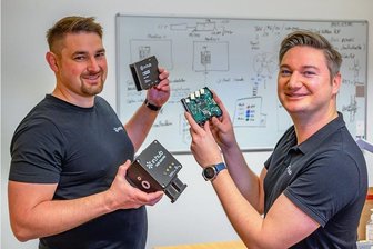 Der Fitnesstracker für den Maschinenpark - Digitalisieren Produktionsprozesse: Die "in.hub"-Geschäftsführer Marco Neubert (links) und Christian Groß.