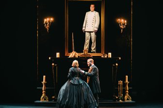 „Der fliegende Holländer“ in Chemnitz: Zwischen Heimatsuche und Galgenstrick - Düstere Inszenierung: Viktorija Kaminskaite (Senta), Magnus Piontek (Daland), Birger Radde (Der Holländer).