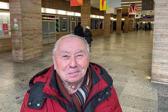 Der Fliesenleger vom Oberen Bahnhof Plauen: Ein Wunder, dass alles immer noch hält - Da kann man schon ein bisschen stolz sein. Karl-Heinz Mädler aus Reichenbach in der Empfangshalle des Oberen Bahnhofs Plauen - ein Besuch mehr als 50 Jahre nach seinem Einsatz dort als Fliesenleger.