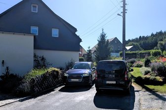 Der Fluch von Google und Co. – Wohnsiedlung im Erzgebirge wird zum heißen Pflaster - Derzeit Alltag im Wohngebiet Oberwiesen in Jahnsbach: Es geht eng zu. Dabei kommt es auch immer wieder zu gefährlichen Begegnungen.