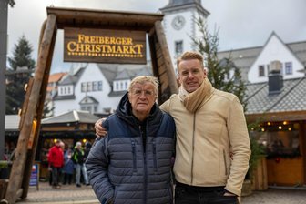 Der Freiberger, der einst „Big Brother“ gewann: Warum sind Sie nicht im TV-Dschungel gelandet, Herr Geilhufe? - Den Vater kennen viele Freiberger, der Sohn sorgte mal deutschlandweit für Schlagzeilen: Bernd (links) und Jan Geilhufe auf dem Christmarkt in Freiberg. Jan gewann einst „Big Brother“ und lebt jetzt in Kanada.