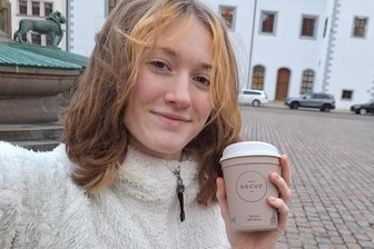 Der „Freie Presse“-Test: Wie viele Mehrwegangebote braucht Freiberg eigentlich? - „Freie Presse"-Mitarbeiterin Paula Scharf mit einem „Recup"-Becher aus der Rösterei Momo in Freiberg.
