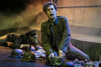 Blinder Jägerbursche: Arvid Fagerfjäll als Caspar in der neuen "Freischütz"-Inszenierung des Theaters Plauen-Zwickau.