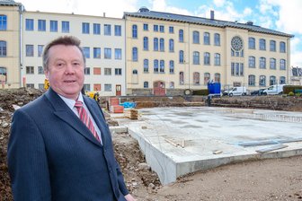 "Der Freistaat sollte uns nicht wie kleine Kinder behandeln" - Das Foto zeigt Haustein vor der Oberschule Olbernhau. Eine Turnhalle wird angebaut.
