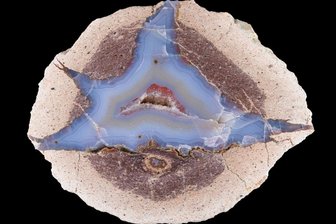 Der Frisör, der die Erde durchkämmt hat - Diese Schönheit steht in einer Vitrine des Naturkunde-Museums Erfurt: Eine von Herbert Schaller geschnittene und polierte Achatgeode, die der Meister in St. Egidien aufgestöbert hatte. 