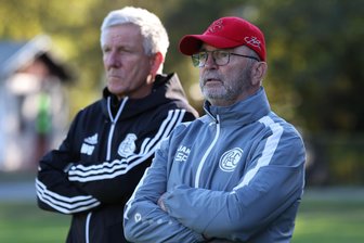Der FSV Ellefeld kommt: Und wieder steigt das Spitzenspiel beim BC Erlbach - Erlbachs Trainer Stefan Persigehl (rechts) und sein Mannschaftsleiter Wolfgang Giertzsch erwarten mit ihrem Team den FSV Ellefeld.