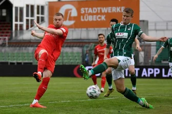 Der FSV Zwickau besiegelt erneut Lübecker Abstieg - Lars Lokotsch (l.) erzielte das frühe 1:0 für den FSV Zwickau.