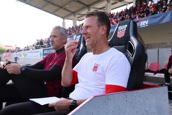 Der FSV Zwickau empfängt Carl Zeiss Jena: Warum die Dreierkette in der Abwehr eine Option bleibt - FSV-Trainer Rico Schmitt (vorn neben seinem Assistenten Daniel Rupf) macht sich während des Spiels Notizen.