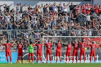 Der FSV Zwickau kann noch gewinnen: Wenn Schwäne Löwen rupfen - Endlich: Zwickaus Spieler können wieder mal einen Sieg mit ihren Fans bejubeln. Rund 300 FSV-Anhänger waren mit ins Grünwalder Stadion zu 1860 nach München gereist.
