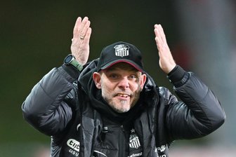 Der FSV Zwickau nach dem Derby: Fehlerfrust und warme Worte - Zwickaus Trainer Ronny Thielemann reagiert an der Seitenlinie.