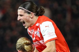 Der FSV Zwickau nach dem erlösenden Auswärtssieg in Jena: Grenzenloser Jubel und zwei Tage mehr frei - Veron Dobruna herzt Felix Schlüsselburg nach seinem Treffer zum 3:1.