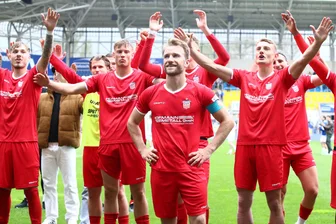 Der FSV Zwickau siegt im Jenaer Paradies: „Ich bin von meiner Mannschaft begeistert“ - So sehen Sieger aus: Zwickaus Spieler um Kapitän Mike Könnecke (vorn Mitte) ließen sich nach Abpfiff vom mitgereisten FSV-Anhang feiern.