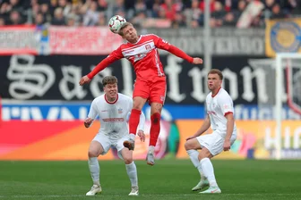 Der FSV Zwickau unterliegt dem Halleschen FC - Kapitän Könnecke: „Ich kann meiner Mannschaft keinen Vorwurf machen“ - Keine Nummer zu groß, aber trotzdem unterlegen: Kilian Senkbeil und Oliver Fobassam vom FSV Zwickau im Duell mit dem Hallenser Robin Friedrich.
