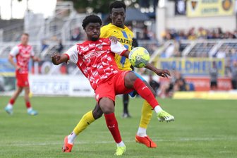 Der FSV Zwickau wieder zu Gast bei Lok Leipzig: Was ist aus den Ermittlungen im Rassismusvorfall um Lloyd-Addo Kuffour geworden? - Szene aus dem letzten Spiel der Zwickauer in Probstheida: Lloyd-Addo Kuffour (vorn) im Zweikampf mit Lok-Spieler Abou Ballo.