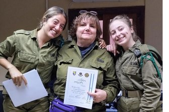 Der Furcht vor Raketen getrotzt: Warum eine Vogtländerin als Freiwillige der israelischen Armee half - Petra Steps (Mitte) in Uniform, aber ohne Waffen und Rangabzeichen. Nach ihrem Einsatz wurde die Netzschkauer Autorin als freiwillige Helferin mit einer Urkunde geehrt.