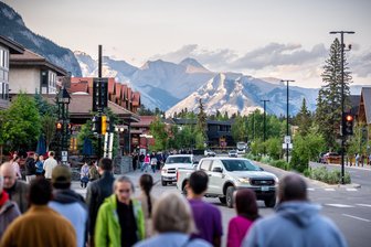 Der G7-Gipfel und die Angst vor der Kettensäge Donald Trump - Ein Blick auf die kanadischen Rocky Mountains von aus Banff gesehen beim G7-Gipfel in der Pomeroy Kananaskis Mountain Lodge. Foto: Michael Kappeler/dpa