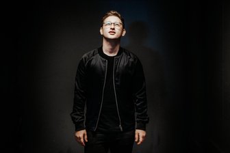 Der ganz große Erfolg ist ausgeblieben: Samuel Rösch, sind Sie dennoch glücklich? - Dunkle oder helle Gedanken? Sänger Samuel Rösch hat für sich eine Antwort gefunden.