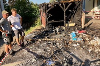 "Der ganze Ort fühlt mit": So reagiert Bernsbach auf den Brand an der Kita "Kinderparadies" - Nach der Tragödie wollen viele helfen, auch Handwerker André Fischer. Das gibt Erzieher Tobias Horn (rechts) und seinen Kollegen der Kita Bernsbach Kraft. 