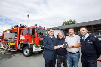 Der ganze Stolz der Brandschützer: Weischlitzer Feuerwehr freut sich über neuen Gerätewagen - 