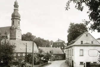 Der Gasthof "Erbkretscham" in Weißbach wartet auf einen Investor - <p class="artikelinhalt">Die alte Postkarte zeigt den Dorfkern von Weißbach. Rechts ist der Gasthof "Erbkretscham" zu sehen, links die Salvatorkirche.</p>